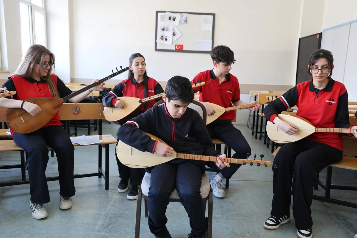 Sivas’ta Görme Engelli Öğrenciden İlham Veren Başarı: Bağlamayla Engelleri Aşıyor