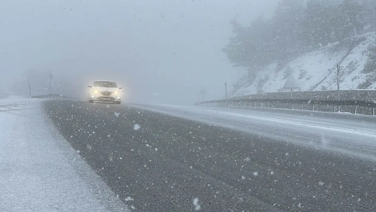 Kar Alarmı: Yüksek Geçitler Beyaza Büründü, Sürücüler Zor Anlar Yaşıyor