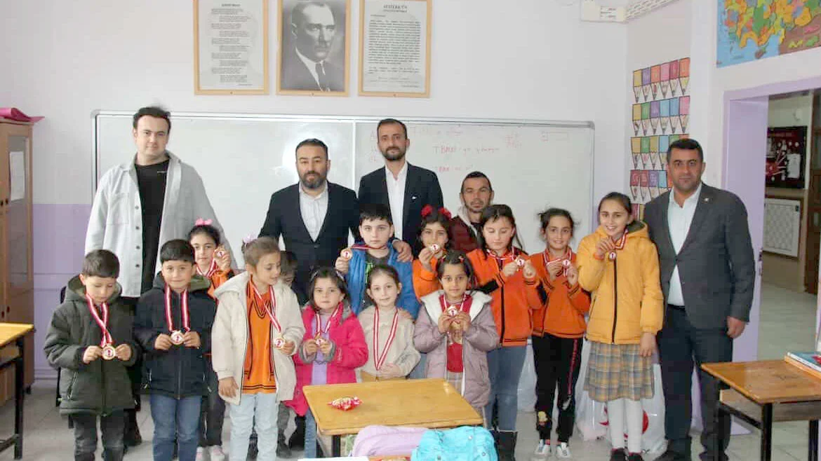 Korkut İlkokulu Öğrencilerine Gönülleri Isıtan Hediyeler