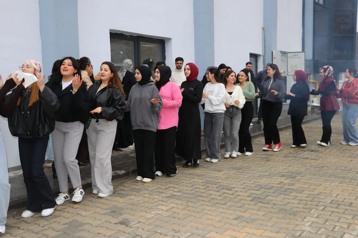 Nevruz Coşkusu: Ateş Üzerinden Atlayıp Halaylarla Baharı Karşıladılar