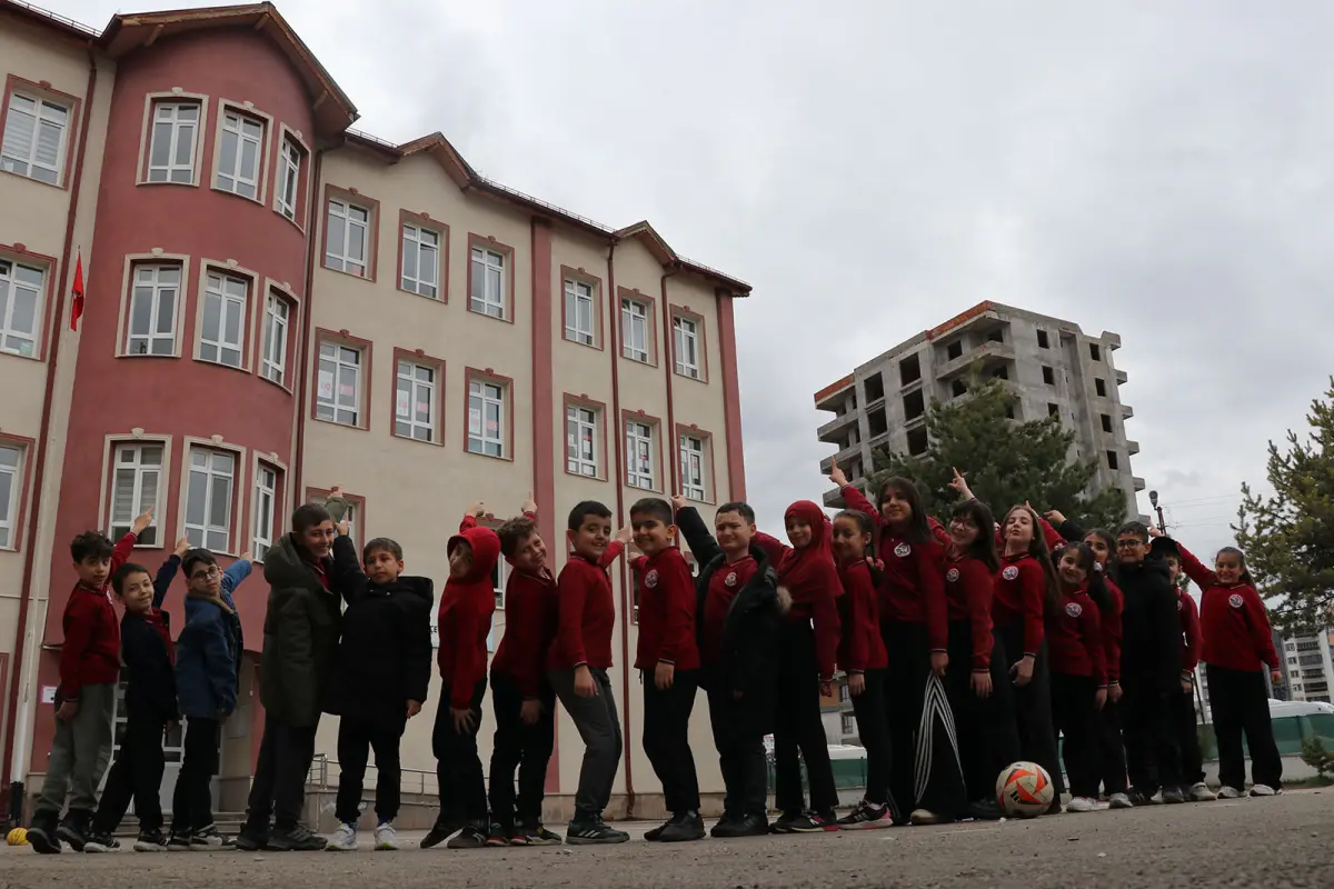 Sivas’ta 42 Yıllık Gelenekte Sessizlik: Leylekli Okulun Misafirleri Bu Yıl Gecikti