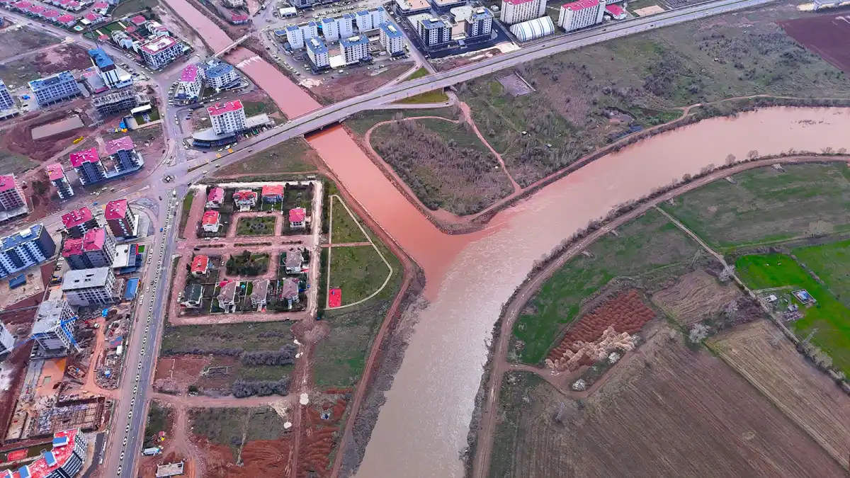 Sivas’ta Doğa Harikası: Fadlum Çayı’nın Kızıl Suları Kızılırmak’ı Büyüledi