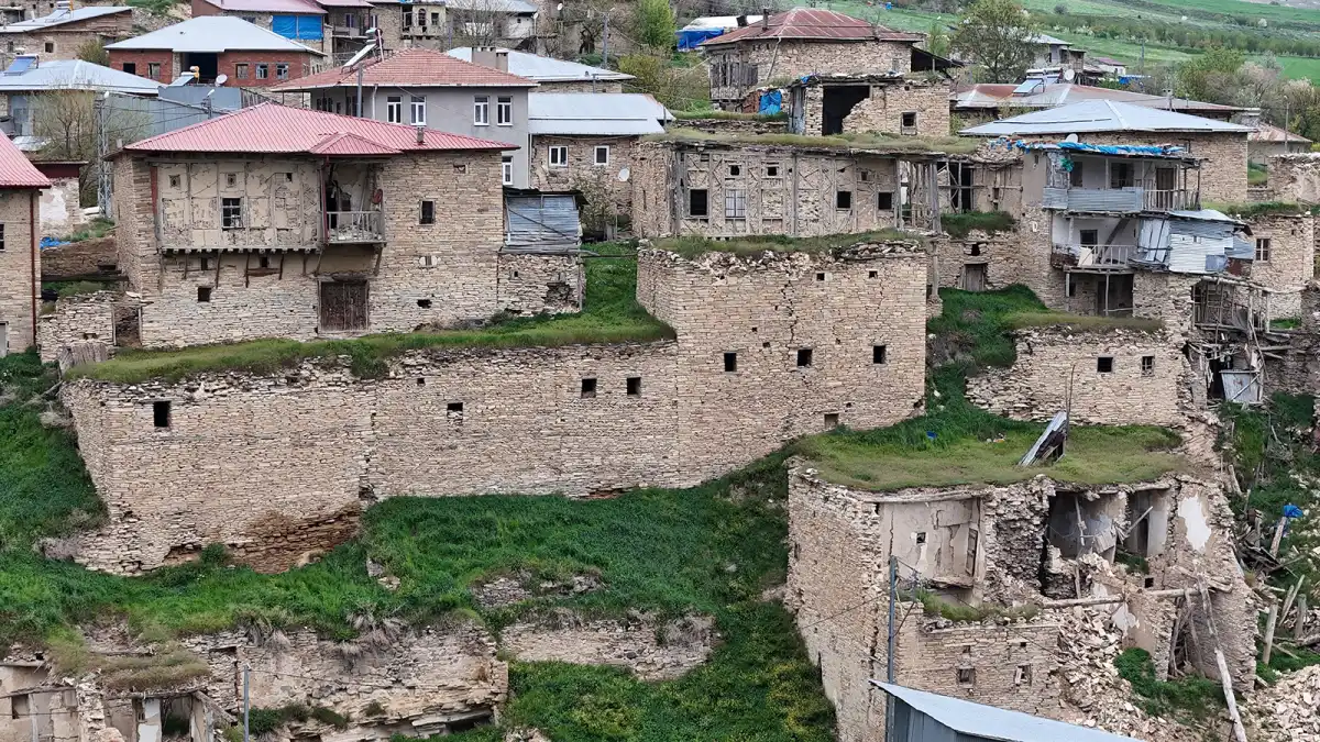 Divriği’nin 800 Yıllık Taş Hazinesi Çiğdemli Köyü Yok Olmadan Koruma Bekliyor