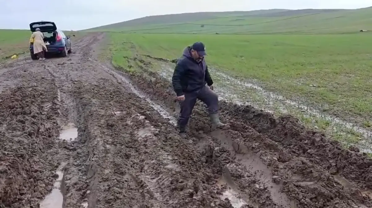 Mezraya Gitmek İsteyen Vatandaş Yolda Mahsur Kaldı