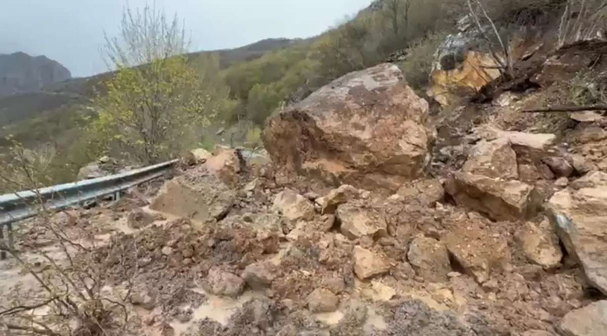 Sivas’ta Kuvvetli Yağış Alarmı: Heyelan ve Yol Çökmesi Ulaşımı Felç Etti