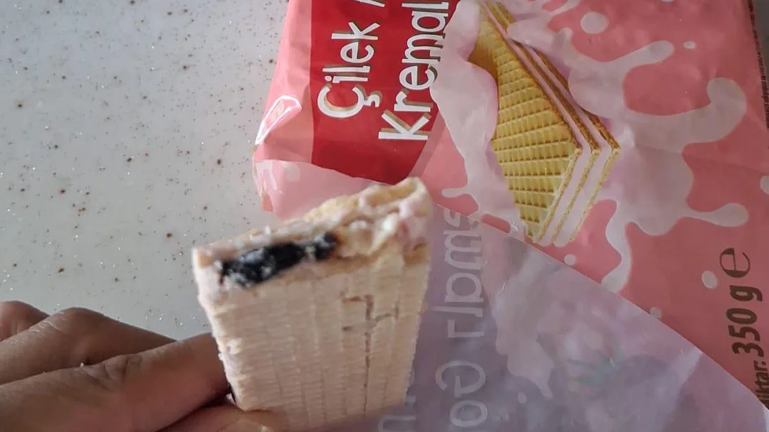 5 Yaşındaki Çocuk Fark Etti: Çilekli Gofretin İçinden Çıkan Yabancı Madde Tepki Topladı