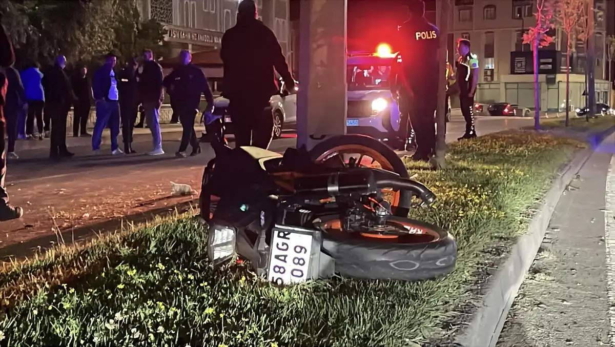 Gece Yarısı Korkunç Kaza: Motosikletten Savrulan 2 Kişi Araçların Altında Kaldı