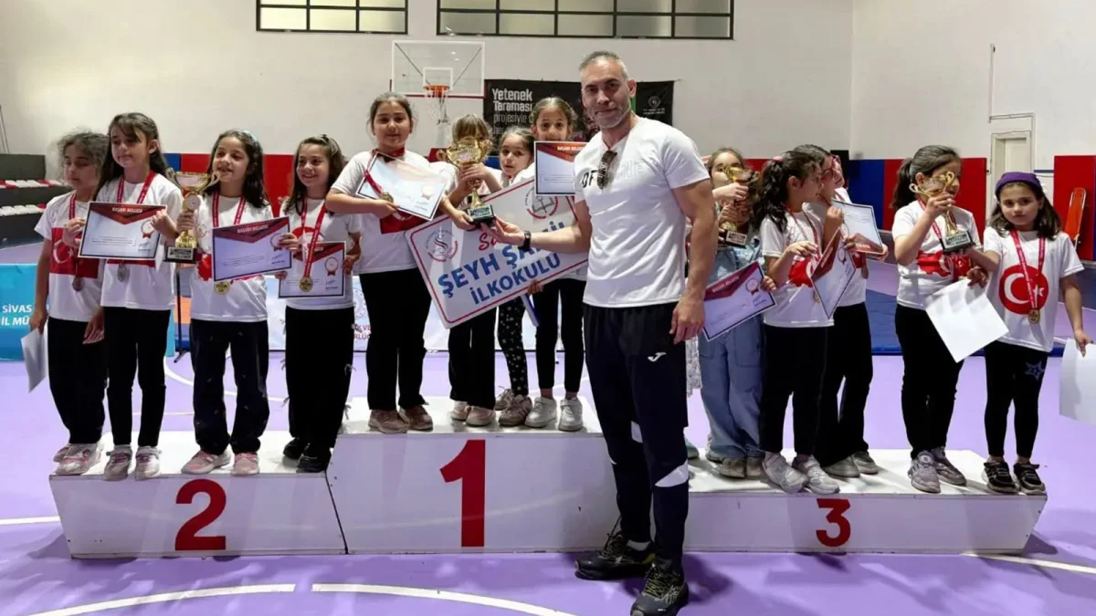 Minik Satranç Ustaları Kıyasıya Yarıştı: İl Birincileri Ödüllerine Kavuştu