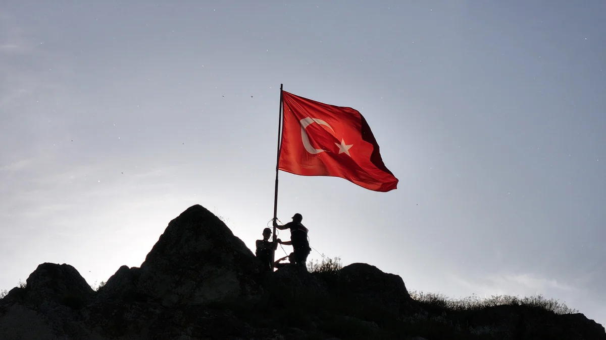 Sivas’ın 8 Asırlık Gururu Yeniden Göndere Çekildi: Türk Bayrağı İçin Zorlu Tırmanış