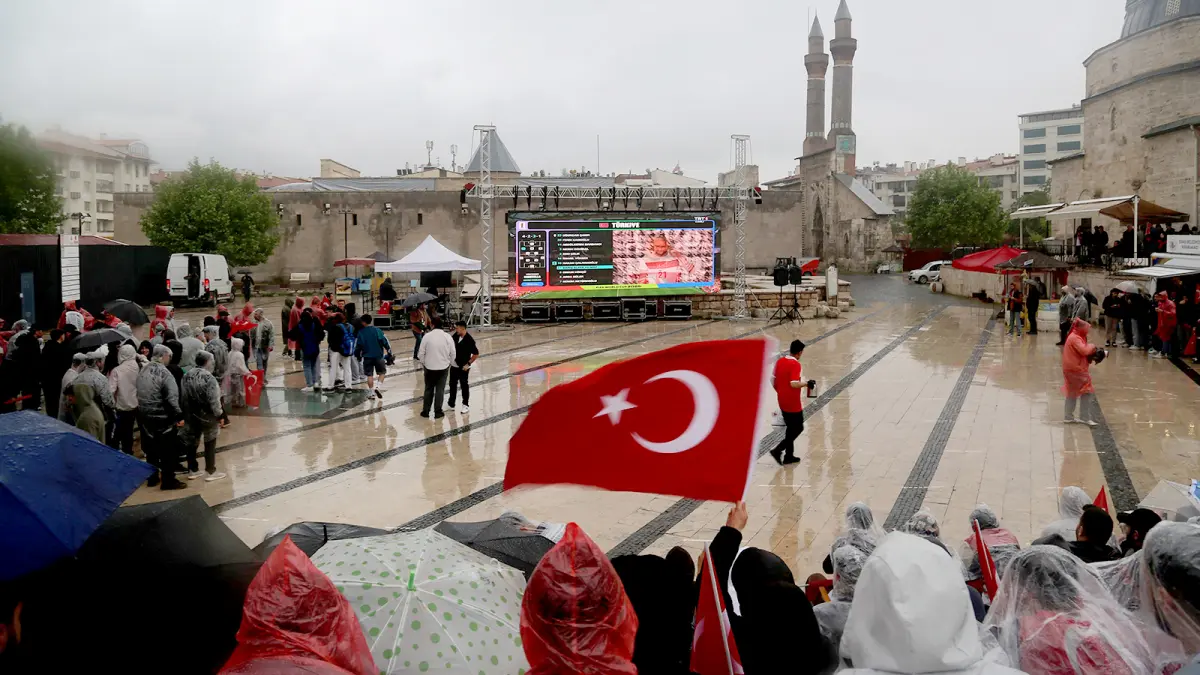Yağmur ve Soğuğa Rağmen Milli Coşku: Dünya Kupası Heyecanı Dev Ekranda