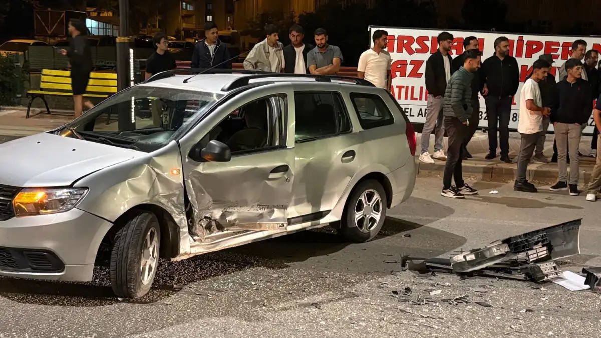 Zincirleme Trafik Kazası: Üç Araç Birbirine Girdi, 5 Kişi Yaralandı