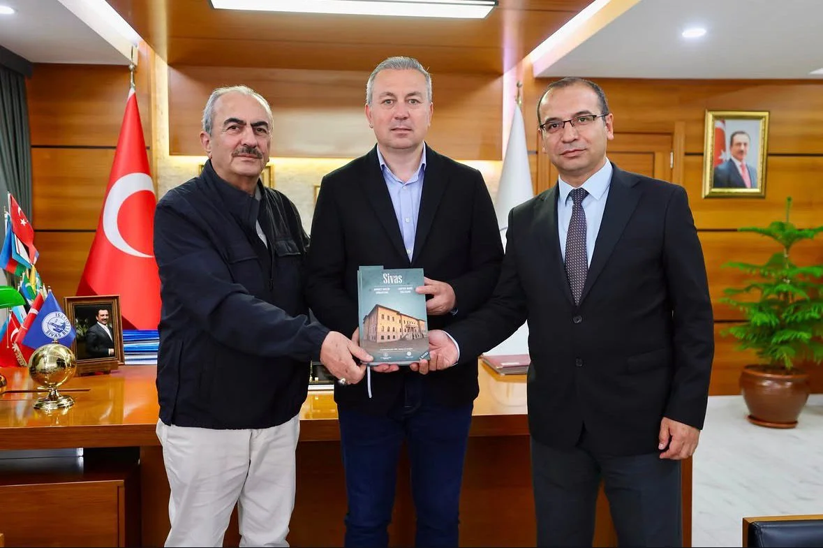 Başkan Adem Uzun’a Anlamlı Ziyaret! Genişletilmiş "Sivas" Kitabı Takdim Edildi