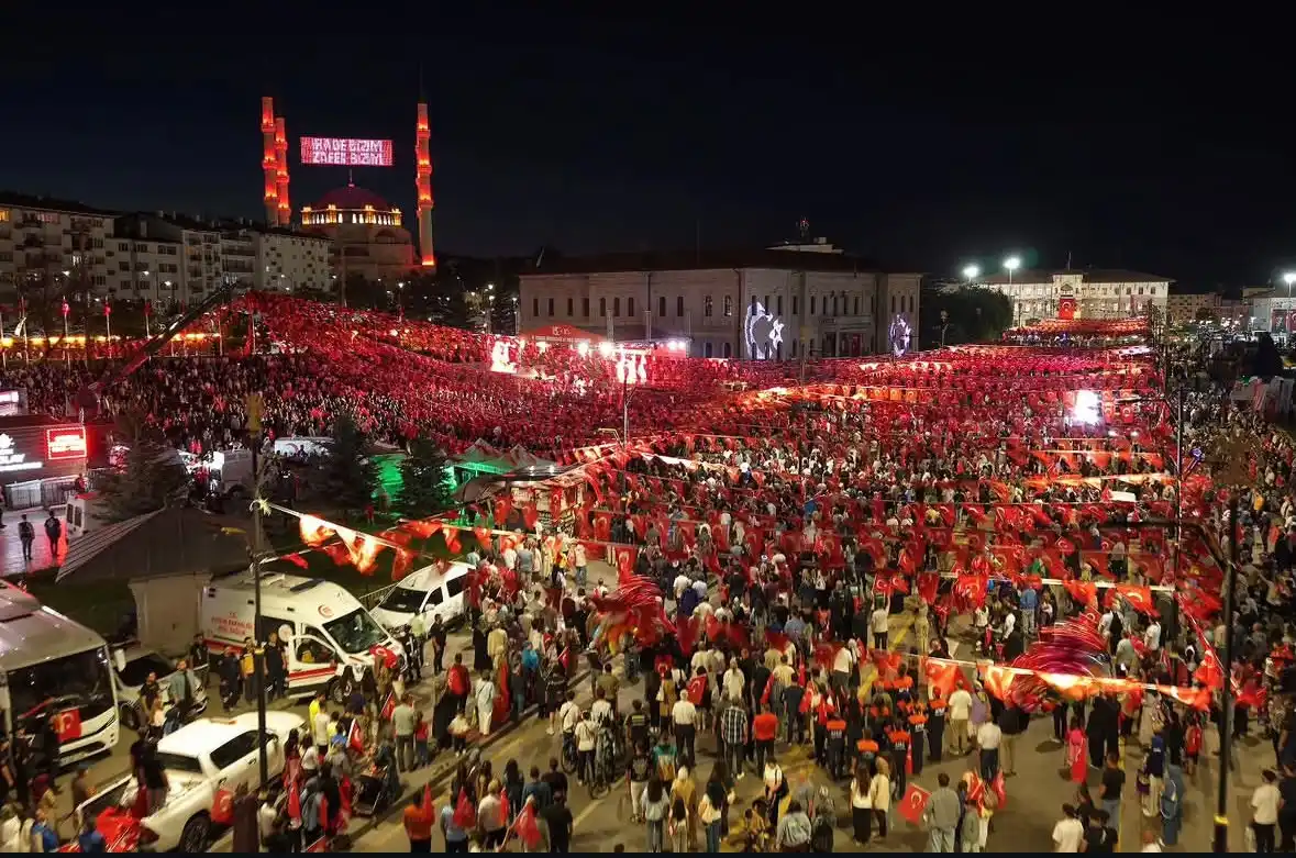 Binlerce Sivaslı Bayraklarla Tek Yürek Oldu!