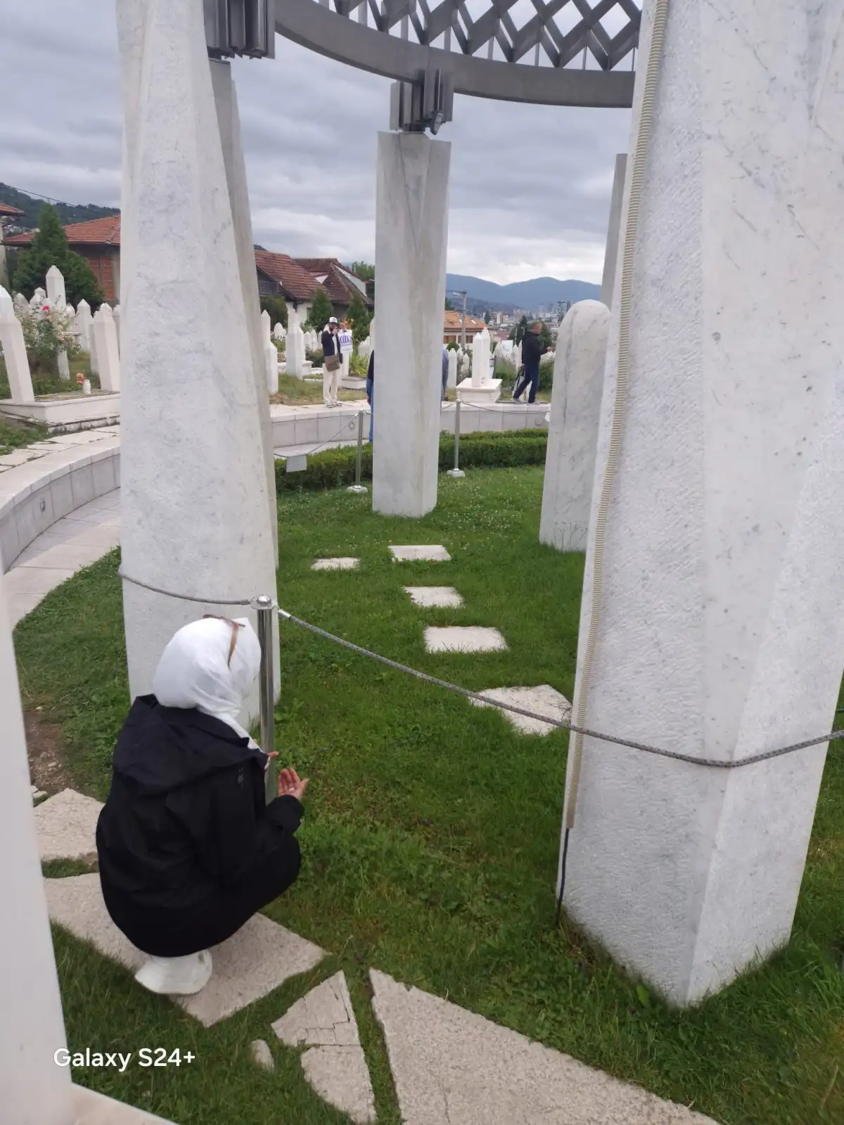 Gazeteci İpek Yiğit, Bilge Kral Aliya'nın Kabrini Ziyaret Etti