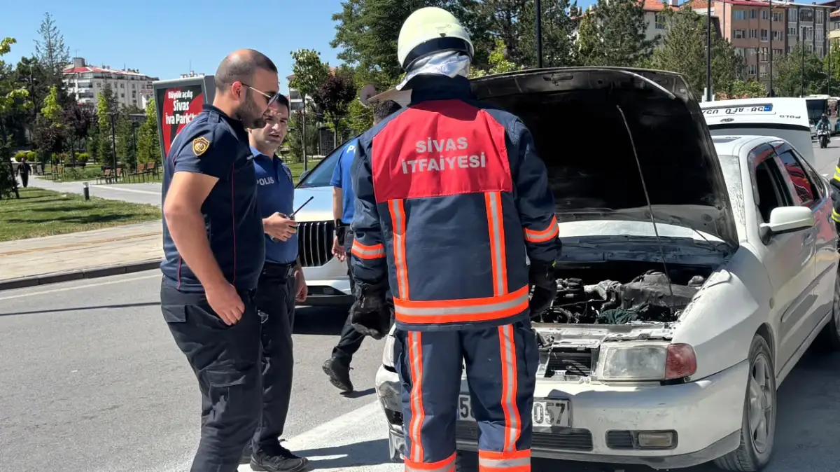 Kent Meydanı'nda Otomobilin Kaputundan Alevler Yükseldi!