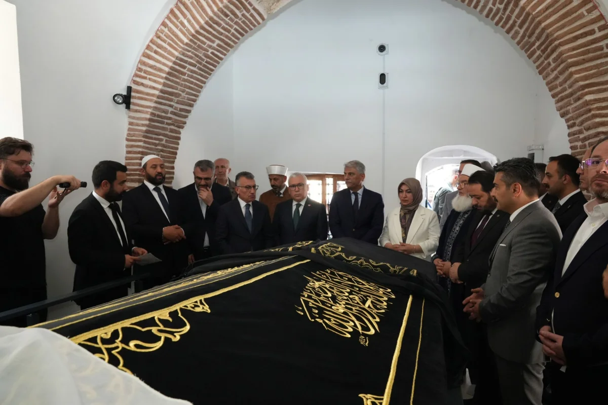 Şems-i Sivasî Hazretleri'nin Türbe Örtüsü Törenle Yerine Serildi