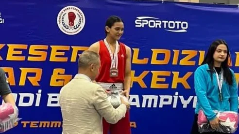 Sivaslı Genç Boksör Ecrin’den Türkiye Derecesi!