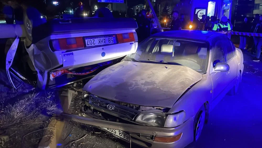 Sivas'ta İki Otomobil Çarpıştı: 2'si Çocuk 5 Kişi Yaralandı